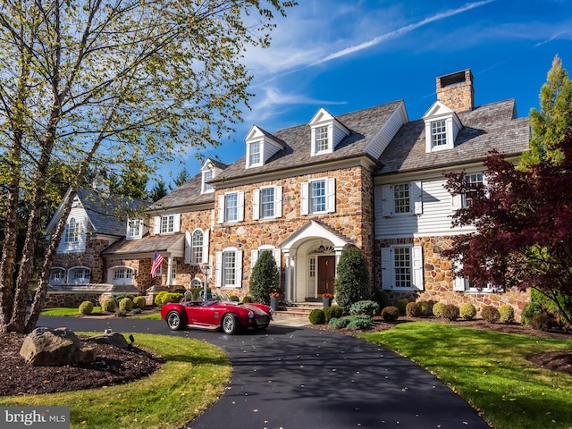 view of front facade featuring a front yard