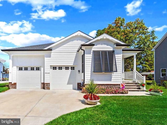 view of front of property featuring a front yard and a garage