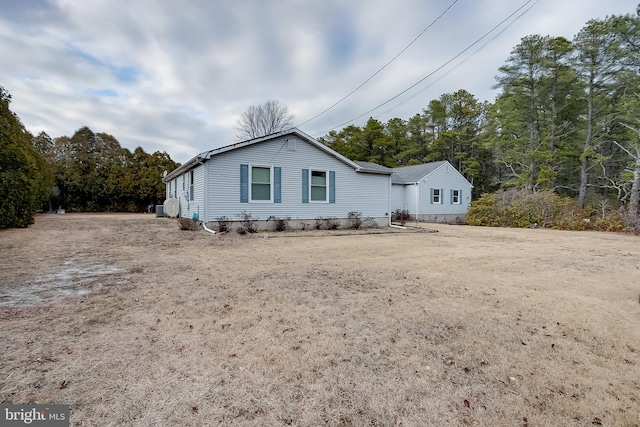 view of front of property featuring driveway