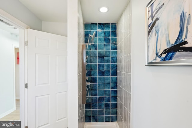 bathroom featuring tiled shower