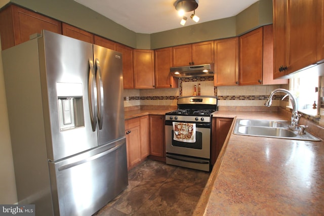 kitchen featuring decorative backsplash, stainless steel appliances, and sink