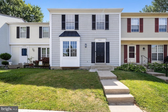 view of front of home featuring a front lawn