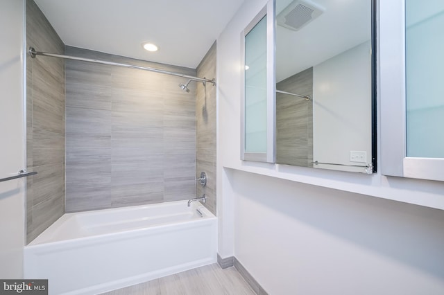 bathroom with tiled shower / bath combo