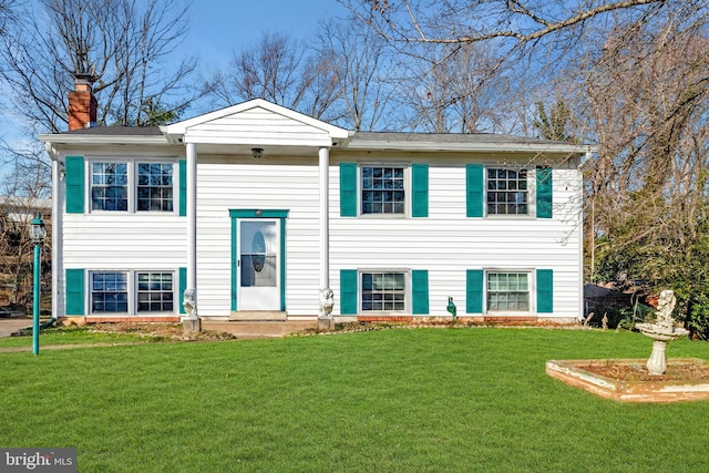 bi-level home featuring a front lawn