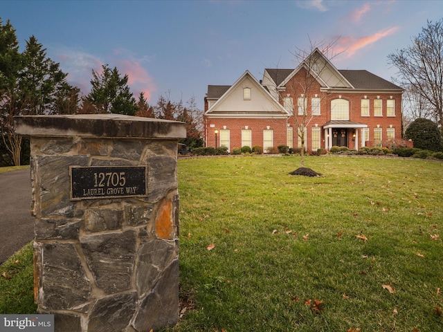 view of front of property featuring a lawn