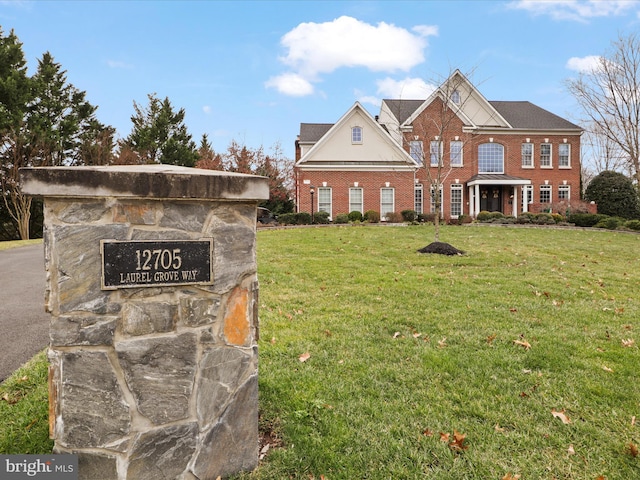 view of front facade featuring a front lawn