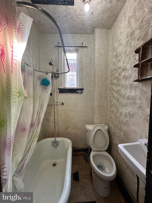 full bathroom with shower / bath combo, toilet, and sink