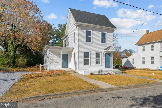 view of front of house featuring a front lawn