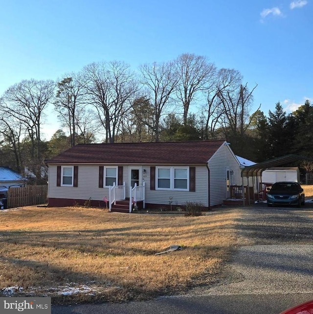 view of front of home featuring a front yard and a carport