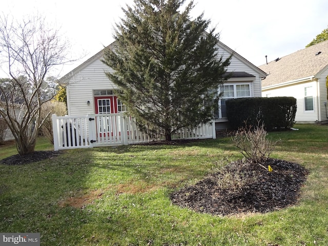 view of front facade with a front yard