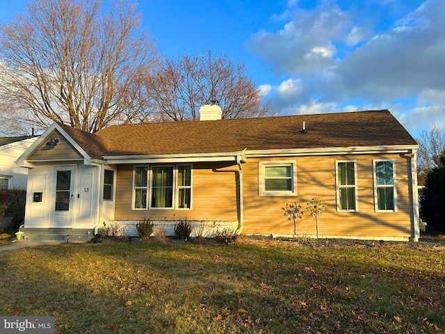 view of front facade featuring a front yard