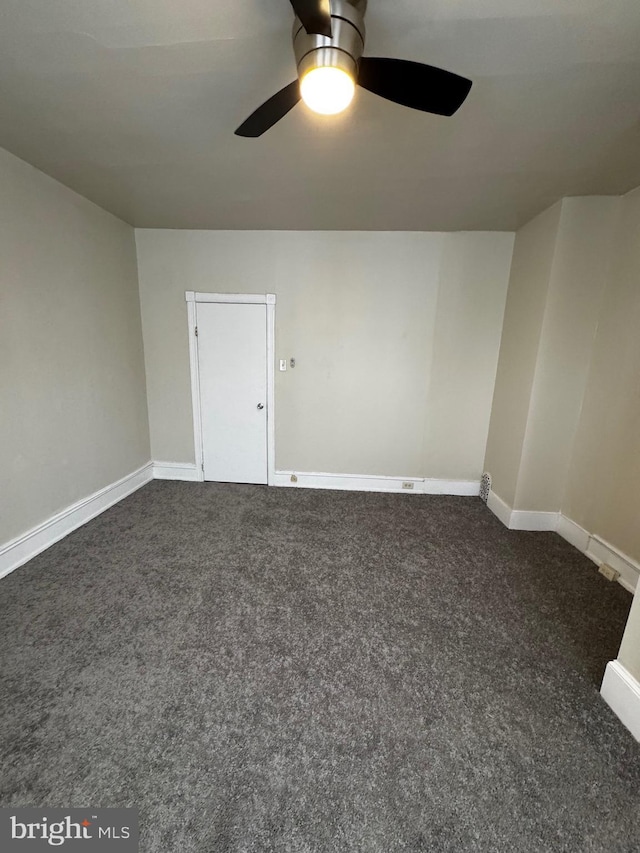 carpeted empty room featuring ceiling fan