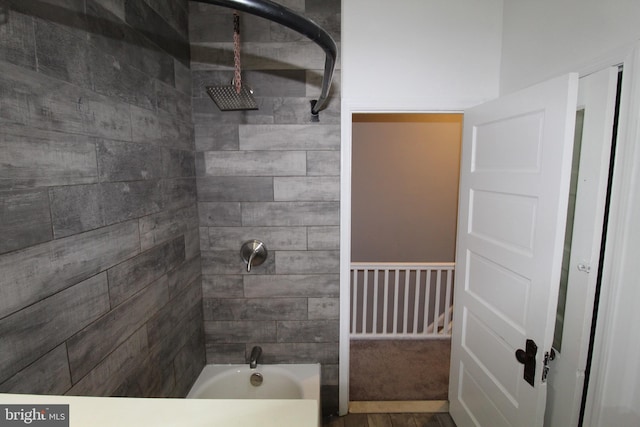 bathroom with tiled shower / bath combo