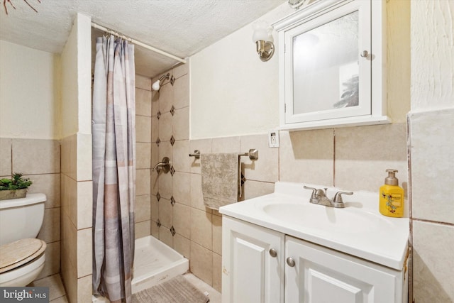 bathroom featuring tile walls, a textured ceiling, curtained shower, and toilet