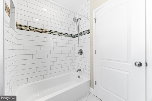 bathroom featuring tiled shower / bath