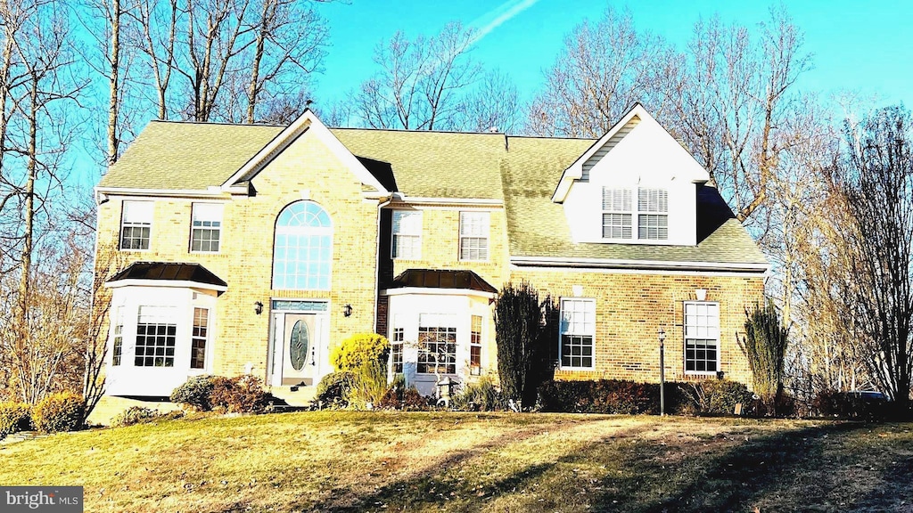 view of front of property featuring a front yard