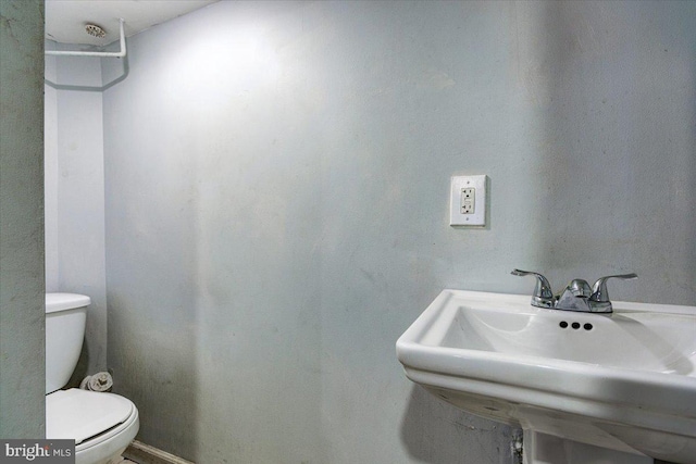 bathroom featuring sink and toilet