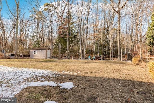 view of yard featuring a storage unit