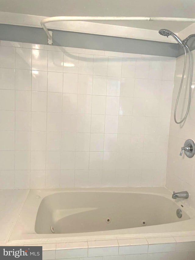 bathroom featuring tiled shower / bath combo