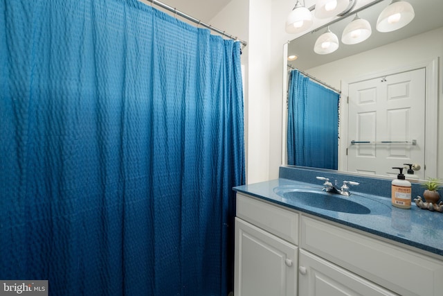 bathroom featuring a shower with curtain and vanity