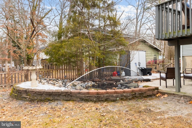 view of yard featuring a shed