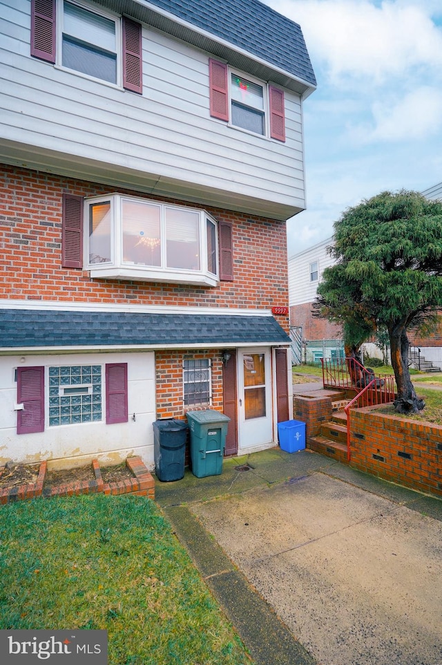 view of front of house with a front lawn