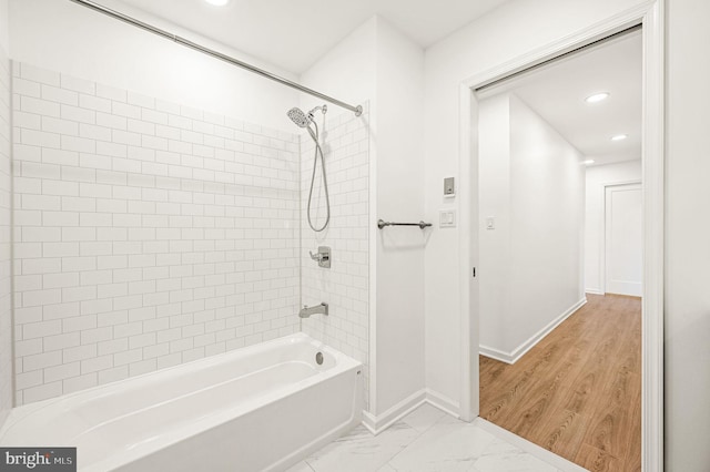 bathroom with tiled shower / bath combo