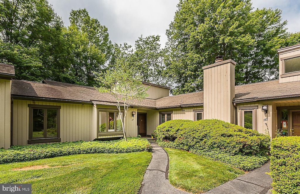 view of front of home featuring a front lawn