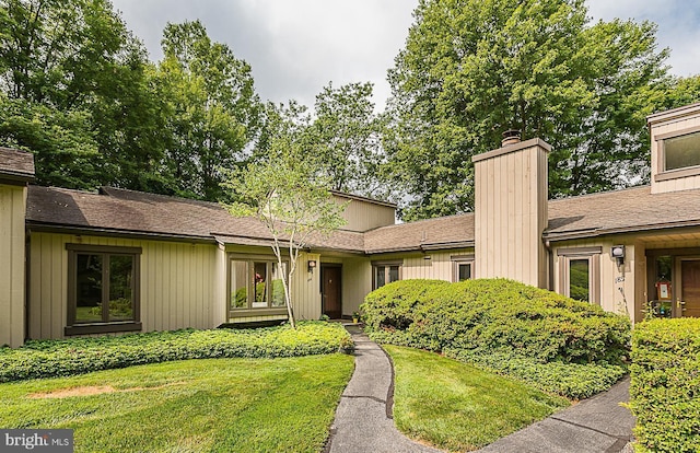 view of front of home featuring a front lawn