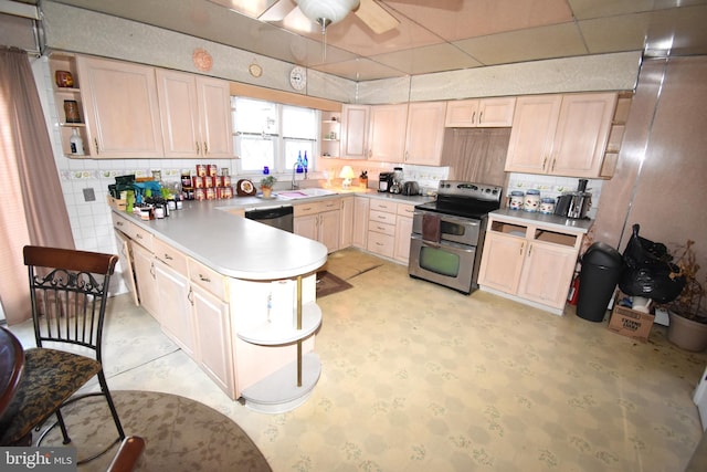 kitchen featuring sink, ceiling fan, backsplash, stainless steel appliances, and light brown cabinetry