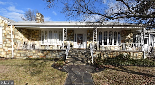 view of front of property featuring a porch and a front lawn