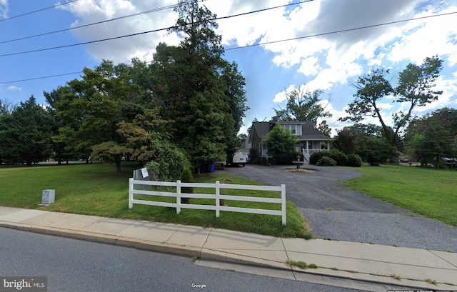 view of front of property featuring a front yard