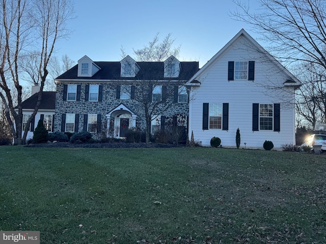 view of front facade with a front lawn