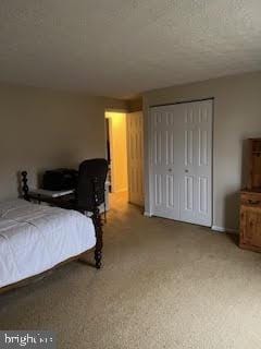 bedroom featuring a textured ceiling and a closet