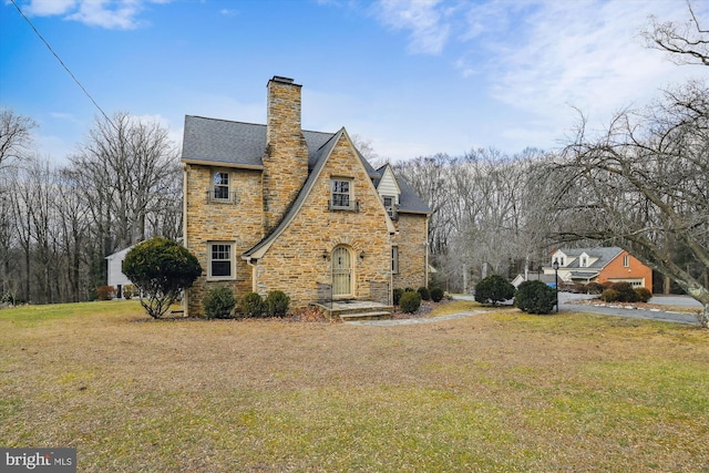 view of front of property with a front yard