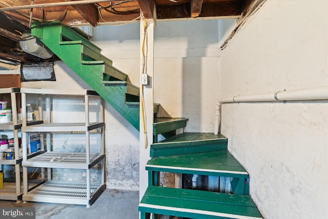 staircase featuring concrete flooring