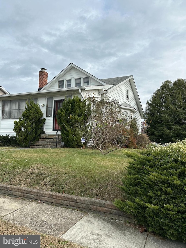 view of front facade featuring a front lawn