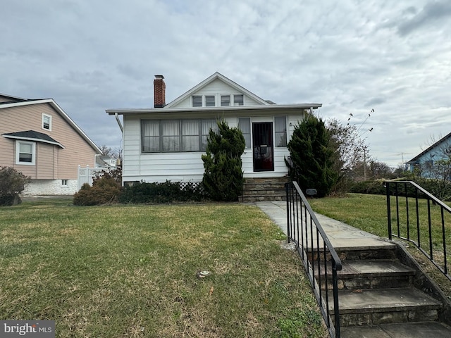 view of front facade featuring a front lawn