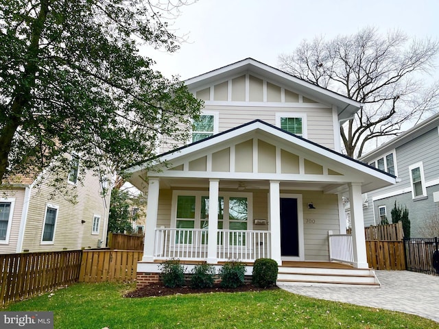 view of front facade featuring a front lawn and a porch