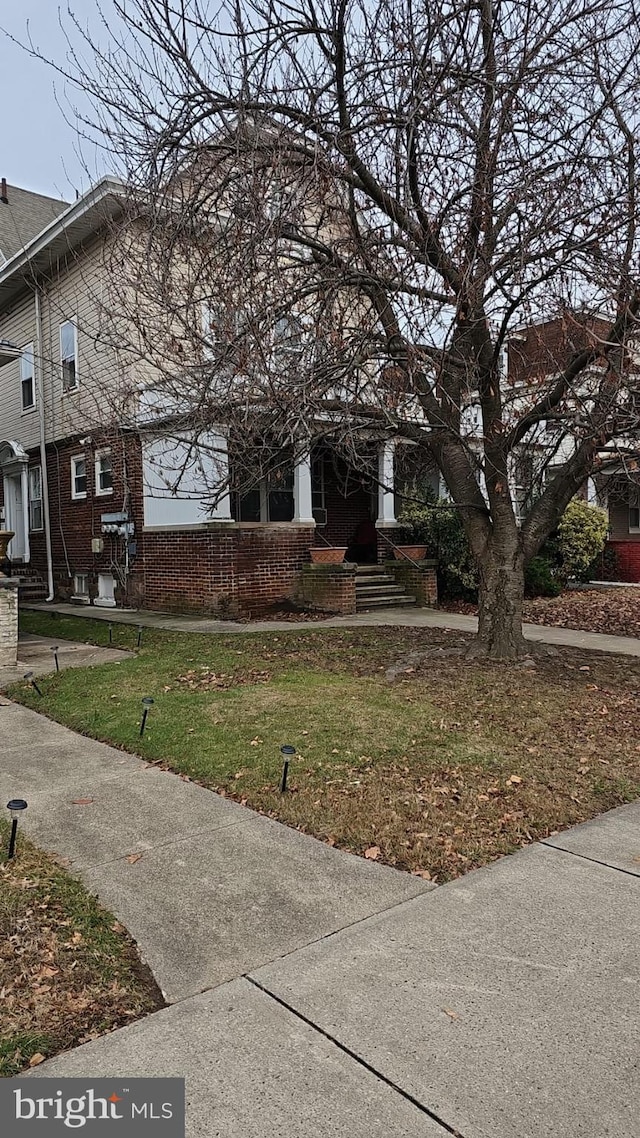 view of front of property featuring a front lawn