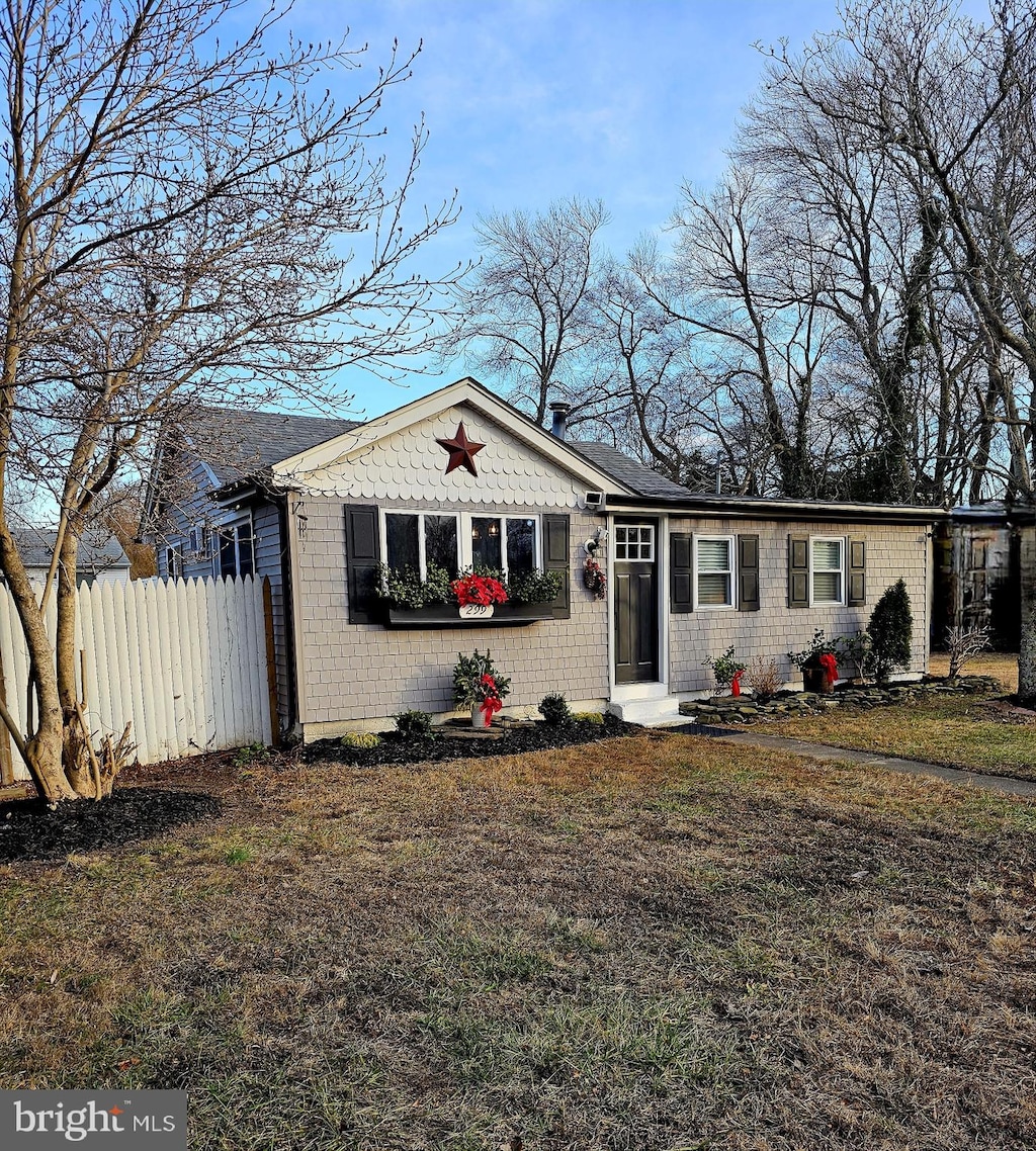 view of front of house with a front yard