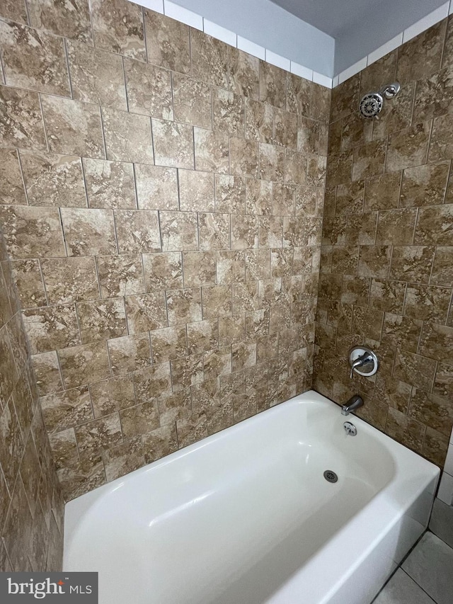 bathroom featuring tiled shower / bath