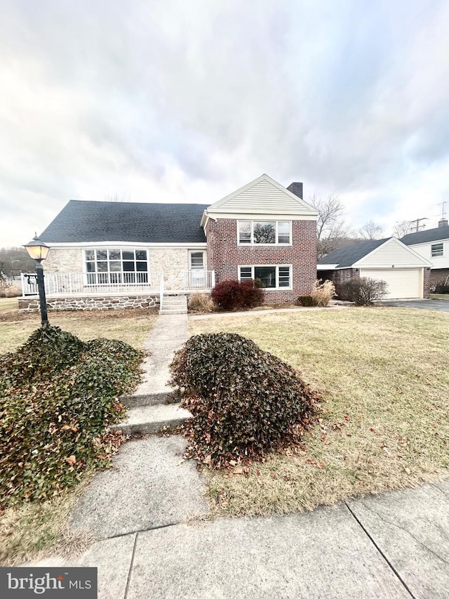 view of front of home with a front lawn