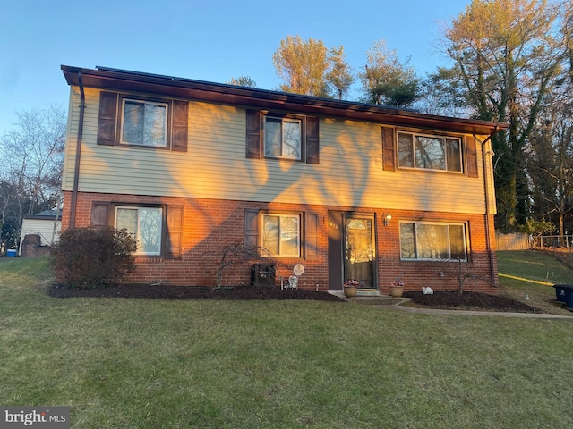 view of front of property with a front yard