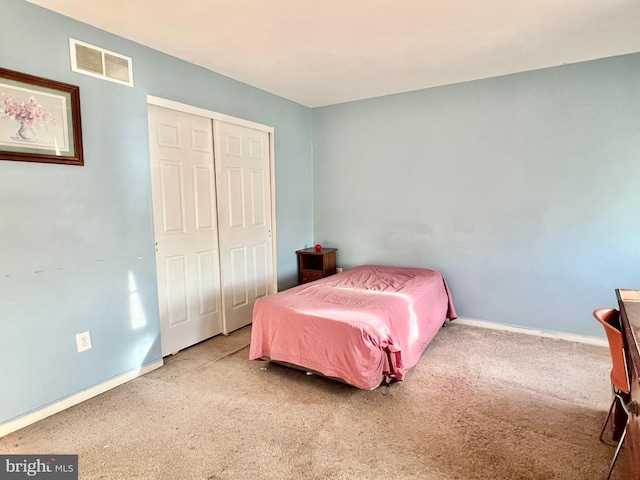 bedroom featuring carpet flooring and a closet