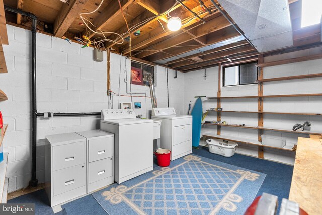 washroom featuring washer and clothes dryer