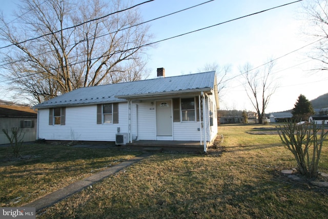 view of front of house featuring a porch, cooling unit, and a front yard