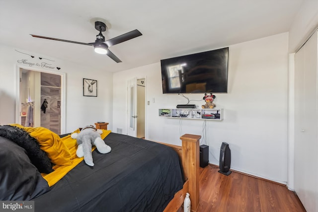 bedroom featuring ceiling fan, hardwood / wood-style floors, and a closet