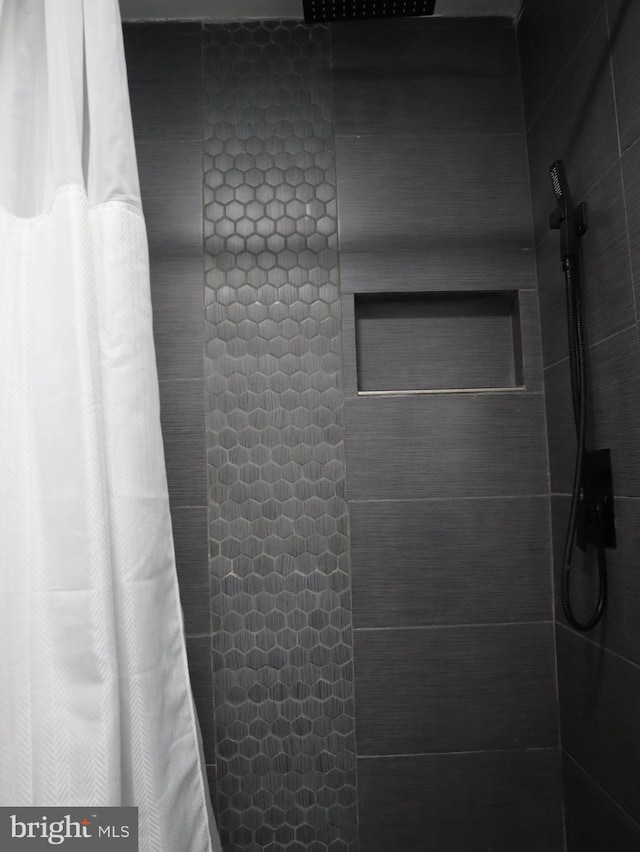 bathroom featuring a shower with curtain