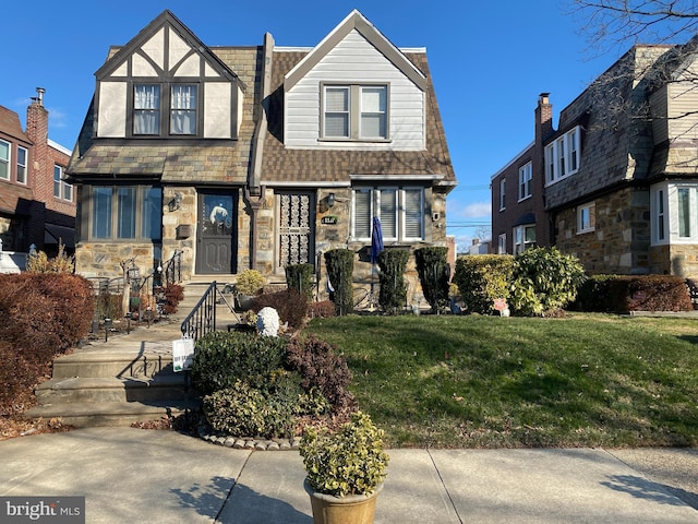 view of front facade featuring a front yard